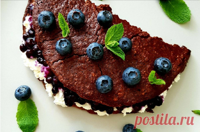 Шоколадный овсяноблин🥞🍫
Для начинки:
65 гр Замороженная черника
2 гр Кукурузный крахмал
2 гр Сахар
2 ст. л. Вода
75 гр Мягкий творог
Для овсяноблина:
25 гр Овсяные хлопья долгой варки
1 шт Яйцо
55 гр Кефир
6 гр Сахар
15 гр Какао
Любые свежие ягоды для декора