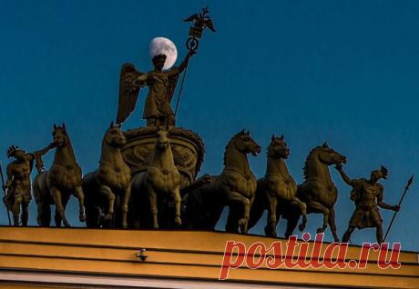 Арка Главного штаба, крылатая богиня победы Ника с нимбом Луны