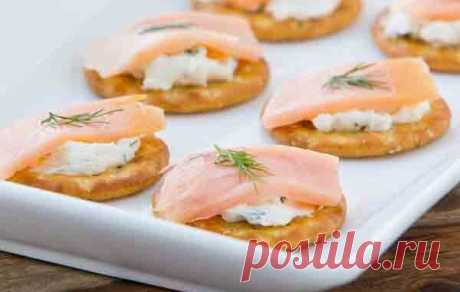 Закуска на крекерах с семгой и сливочным сыром - Кулинарные рецепты 