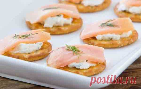 Закуска на крекерах с семгой и сливочным сыром - Кулинарные рецепты 
