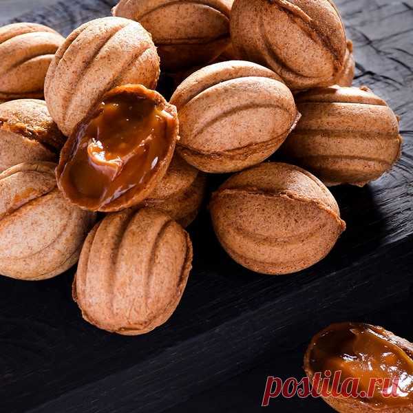 Орешки со сгущенкой в орешнице из нашего детства Империя вкусов Орешки со сгущенкой в старой маминой орешнице для любого чаепития или детского праздника. Ведь хороши орешки были именно в детстве.