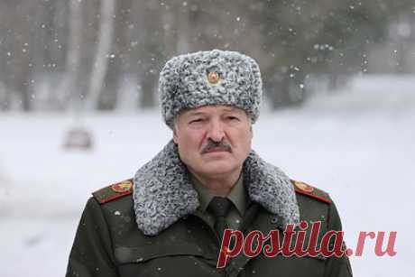 Лукашенко снова пообещал «уйти на покой». Президент Белоруссии Александр Лукашенко пообещал «уйти на покой», если того захотят белорусы. При этом он заверил, что не допустит двоевластия и научит граждан «жить по закону». Политик добавил, что пока не «забронзовел» и способен спокойно выслушивать критику в свой адрес.