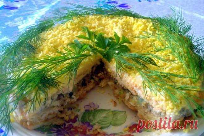 Слоеный салат из крекеров с рыбной консервой, рецепт — Вкусо.ру