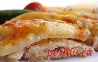 КАРТОШКА ПО-ЦАРСКИ! БЕЗУМНО ВКУСНО!
Ингредиенты:
- филе курицы - 500 г
- картофель - 2-3 шт
- майонез
- сыр
- соль, перец
Приготовление:
1. Филе курицы нарезать толщиной 1 см, отбить слегка, выложить в форму так, чтобы она покрыла все дно. Посолить, поперчить. Картофель нарезать толщиной 2 мм, посолить, поперчить, перемешать. Выложить на филе. Сверху полить майонезом. И посыпать тертым сыром.
2. Накрыть фольгой и в разогретую до 180-200 С духовку на 1 час. Через час убрать фольгу и дать коро