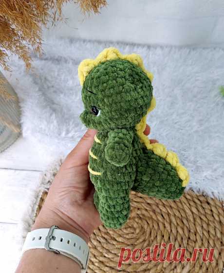 PDF Мини Дракоша крючком. FREE crochet pattern; Аmigurumi toy patterns. Амигуруми схемы и описания на русском. Вязаные игрушки и поделки своими руками #amimore - плюшевый дракон, маленький дракончик из плюшевой пряжи, динозавр, динозаврик.