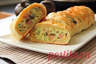 Яичница-болтунья в слоёном тесте 1. В сковороде сначала обжариваем грибы.