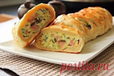 Яичница-болтунья в слоёном тесте 1. В сковороде сначала обжариваем грибы.