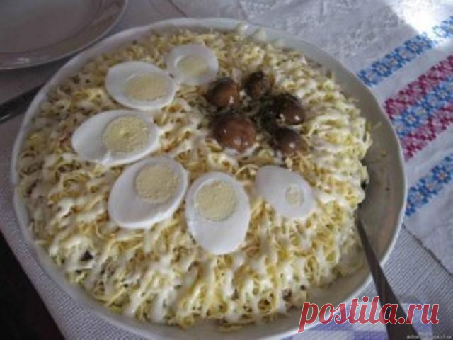 Сaлaт «Мельник» - частый гость на нашем столе. Простой, но ооочень вкусный салатик. Рекомендую. Ингредиенты: Грибы маринованные — 300 г. Морковь — 4 шт. Сыр — 200 г. Огурцы соленые — 2 шт. Мясо (любое) — 300 г. Яйца — 4 шт. Майонез — 300 г. Способ