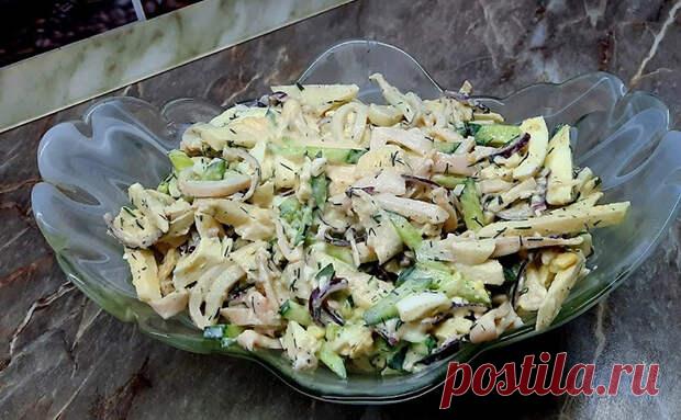 Легкий мурманский салат из кальмаров готовится с минимальными затратами, но его вкус незабываем. На праздничном столе гости нередко предпочитают этот салат икре, готовить же его можно и в будни, просто на ужин. Ингредиенты: Кальмары отварные - 4 шт. Огурцы - 2 шт. Лук репчатый - 2 шт. Растительное - 5 января - 43170968083 - Медиаплатформа МирТесен