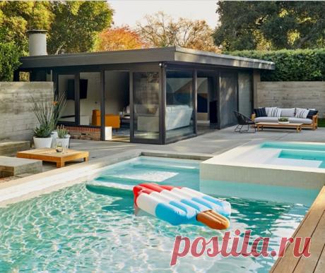 Дома в стиле бунгало были очень популярны в Калифорнии в первой половине прошлого века, но до сегодняшнего дня их сохранилось не так уж много. Эти компактные одноэтажные строения идеально были предназначены для молодых семей или холостяков, а также служили отличным местом отдыха на выходных или вечеринок под открытым небом