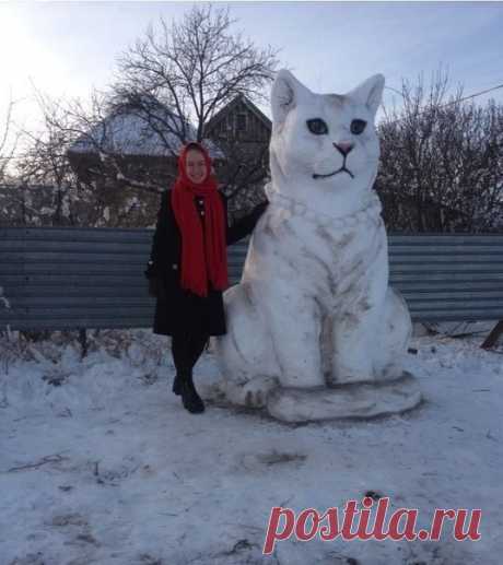 Слепили из снега. Оцените творчество.
