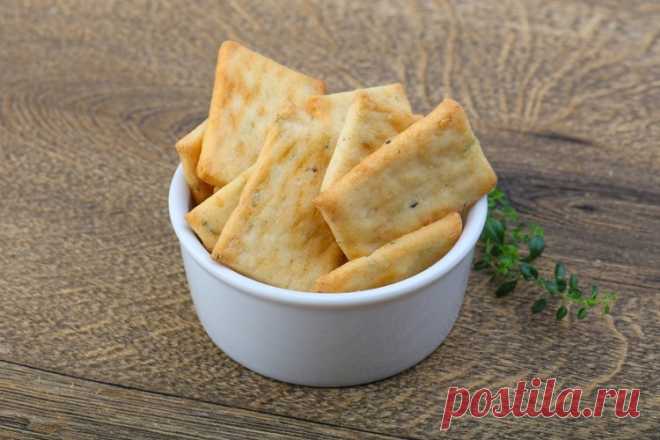 Cырные крекеры Вкусные крекеры с нежным и тонким сырным ароматом - отличный вариант для перекуса деткам в школе, а взрослым - на работе.