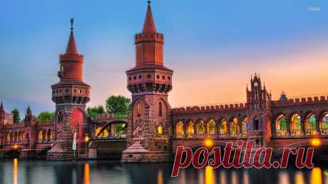 Valeri Denisov
Альбом: СТРАНЫ И ГОРОДА.
Германия.Мост Обербаумбрюке. === Мост Обербаумбрюке соединяет берлинские районы Фридрисхайн и Кройцберг. === Он был возведен в 1896 году на месте старого деревянного мостика по проекту архитектора Отто Штана. Сооружение выполнено в стиле ранней неоготики. ===Башни с двух сторон, высотой по 34 метра каждая, напоминают об исторической роли моста Обербамбрюке, который некогда служил «водными воротами