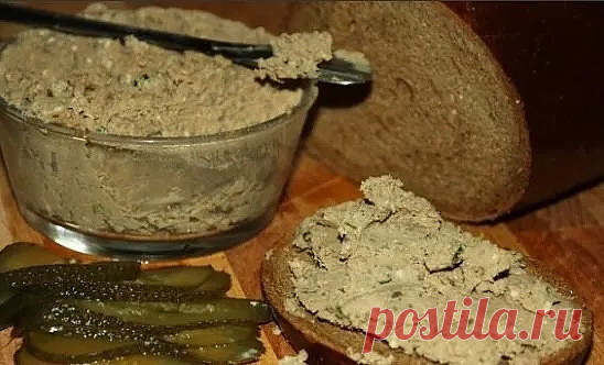 Вкуснее колбасы! Ну почему я раньше не знала этого рецепта?

Готовится из куриного филе, причем всего 30 минут: а результат просто поражает! Паштет станет мега-хитом в вашей семье! Колбасу больше не покупаем))) 
Просто попробуйте и вы сами всё поймёте. 

Состав продуктов:
филе куриное – 400 грамм, 
70 миллилитров бульона (в котором варили мясо); 
морковь – 200 грамм, 
репчатый лук – 2 штуки, 
масло сливочное – 70 грамм, 
чеснок – 2 зубчика, 
лавровый лист – 1 штука, 
перец...