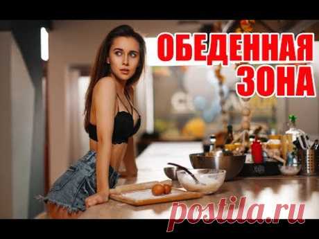 Зона столовой может располагаться в кухне или гостиной, а также в совмещенном помещении (кухня-гостиная-столовая). При этом обеденная зона не только не мешае...