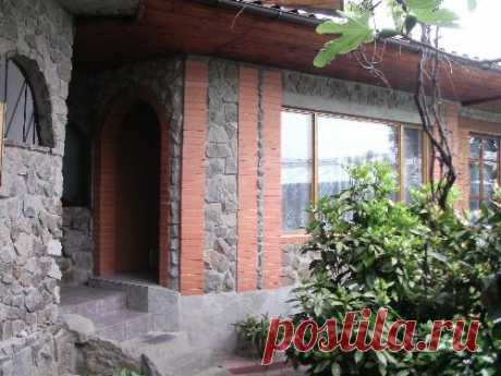 Два домика в одном дворе в Гурзуфе (Россия-Крым)