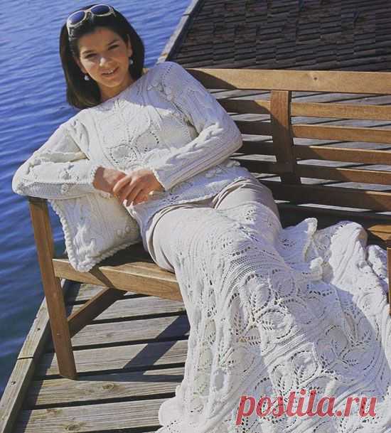 Вязаный спицами ажурный пуловер, вязаная подушка и вязаный плед