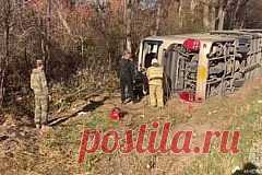 Водителя перевернувшегося в Приморье автобуса проверили на алкоголь. Водитель из Китая, который в Приморье попал в ДТП на автобусе с 51 туристом из России, во время работы был трезв. В настоящее время он задержан. Отмечается, что у 50-летнего китайца не было ни одного штрафа за нарушение правил дорожного движения за 27 лет водительского стажа.