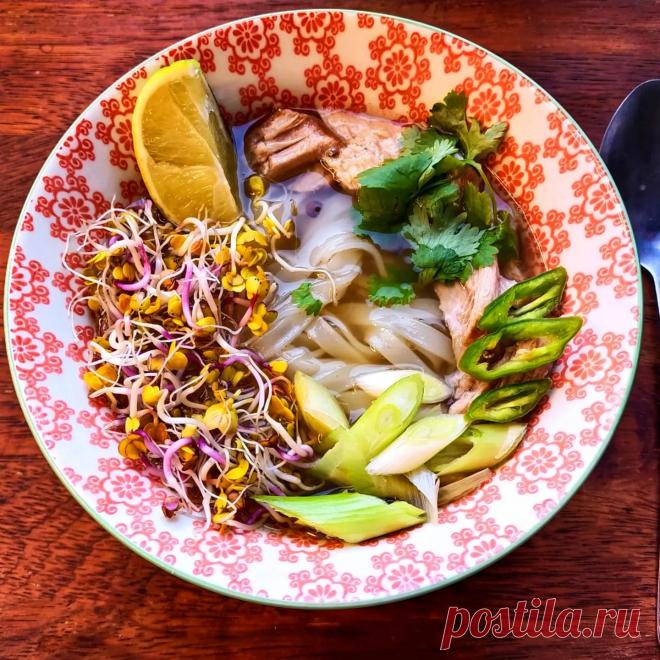 Да!мы с кастрюлькой | Суп фо-бо Суп фо-бо
#супдамы
0,7 кг говяжьих хвостов
0,7 кг говядины
2,5 л. воды
1 большая луковица
1/2 среднего сельдерея
1/2 среднего порея
10 см имбиря
3 звездочки аниса
5 гвоздик
1 ложечка зёрен черного...