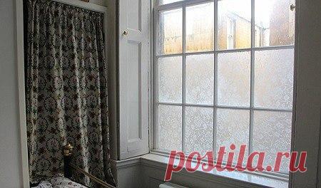 Кружева на окнах, отличный способ избавится от навязчивых взглядов с улицы Понадобится: – 2 ст. л. кукурузного крахмала высокой белизны; – 2 ст. л. холодной воды; – 350 мл кипятка; – кружево. Шаг 1. Смешай крахмал с холодной водой. Затем залей кипятком. Хорошо перемешай до образования однородной массы и дай остыть. Шаг 2. Отрежь столько кружева, сколько нужно для покрытия выбранной части окна. Шаг 3. Покрой окно крахмальной смесью с помощью широкой кисти. Сверху положи кружевную ткань. Затем…