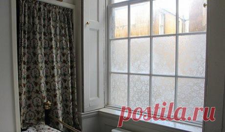 Кружева на окнах, отличный способ избавится от навязчивых взглядов с улицы Понадобится: – 2 ст. л. кукурузного крахмала высокой белизны; – 2 ст. л. холодной воды; – 350 мл кипятка; – кружево. Шаг 1. Смешай крахмал с холодной водой. Затем залей кипятком. Хорошо перемешай до образования однородной массы и дай остыть. Шаг 2. Отрежь столько кружева, сколько нужно для покрытия выбранной части окна. Шаг 3. Покрой окно крахмальной смесью с помощью широкой кисти. Сверху положи кружевную ткань. Затем…