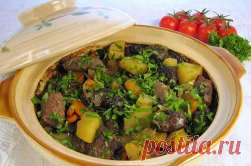 Говядина с черносливом тушенные в горшочке - рецепт с фото / Простые рецепты