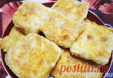 Жареные слойки с колбасой и сыром - рецепт с фото пошагово
