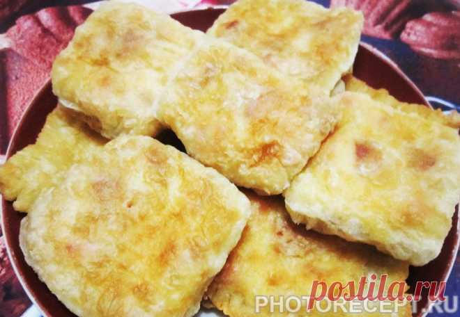 Жареные слойки с колбасой и сыром - рецепт с фото пошагово
