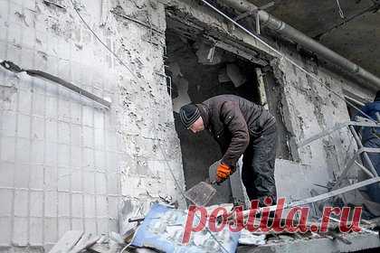 В Донецке заявили о попадании в многоквартирный дом при обстреле ВСУ. В результате обстрела Донецка со стороны Вооруженных сил Украины (ВСУ) был поврежден многоквартирный жилой дом. Об этом в субботу, 7 января, сообщил мэр города Алексей Кулемзин. «Произошло прямое попадание в кровлю многоквартирного дома», — уточнил Кулемзин. Кроме того, было повреждено остекление в другом доме.