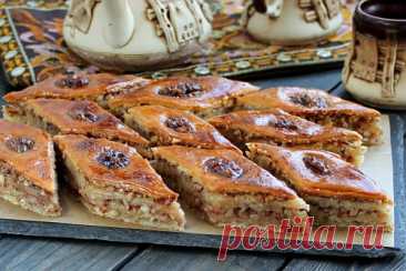 Пахлава - классический рецепт с пошаговыми фото | Меню недели Пахлава - классический рецепт восточной сладости, которую довольно несложно приготовить и дома. Главные составляющие этого десерта - орехи и слоеное тесто
