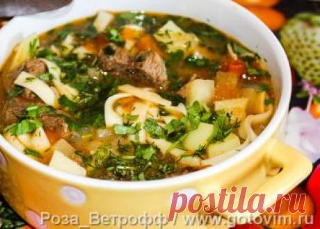 Лагман. Рецепт с фото Лагман - блюдо азиатской кухни, которое готовят из мяса (баранины или говядины), овощей (репчатый лук, морковь, редька, жусай и далее тех, которые вам по вкусу) и длинной лапши. Лапшу можно купить или приготовить самостоятельно. Для лагмана лапшу тянут, чтобы из куска теста получилась длинная тестяная веревка. Лагман можно подавать как суп, а если вливать меньше бульона, то получится лапша с подливой.
