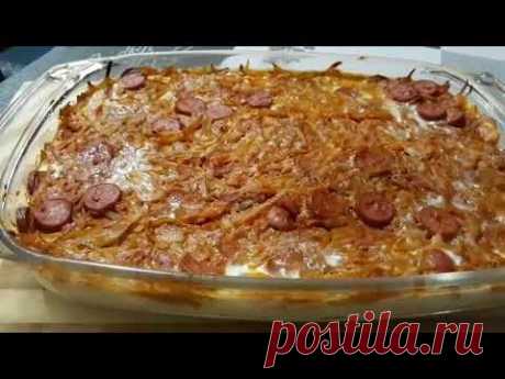 Очень простая и вкусная картофельная запеканка с тушеной капустой и сосисками.
