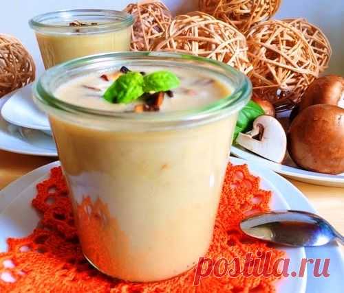 Баклажановый суп с жаренными грибами.