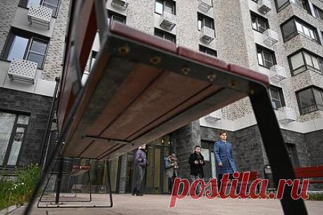 Россияне высказались о консьержах. Более половины жильцов многоквартирных домой посчитали профессию консьержа устаревшей. Своим мнением они поделились в опросе компании «Дом.ру», сообщают «Известия». Необходимость в нахождении консьержа не увидели 58 процентов жильцов. Из них 32 процента пожаловались, что на эту цель уходит часть общедомового бюджета.