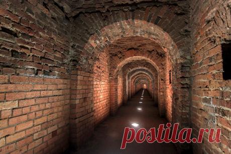 Тайные подземелья Санкт-Петербурга и окресностей Перечень подземелий Санкт-Петербурга. Интересные истории и легенды, которые ходят среди горожан и гостей города о подземке и дворцовых катакомбах.