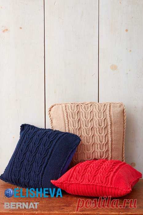 Подушка с фантазийными жгутами от Bernat вязаная спицами
