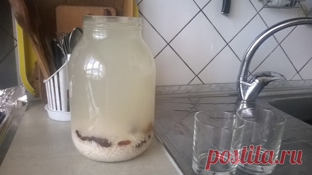 Рисовый квас поможет от остеохондроза 



Попробуйте сами!

Вот как его готовить: 
В 1 литр отстоянной кипяченой воды надо всыпать: 
4 столовые ложки любого риса (но не сечки!), 
3 столовые ложки сахара и 
5 изюминок черного цвета. 

Разм…
