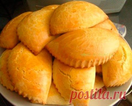 СОЧНИКИ с ТВОРОГОМ « Сайт рецептов
сливочное масло — 100 грамм
мелкий сахар — пол стакана
яйца — 1 шт
сметана — пол стакана
мука — 2 стакана
разрыхлитель — 2 ч.л.
соль (щепотка)
 начинка:
творог — 350 г
сахар — 2 ст .л.
яйца — 1 шт (только белок)
манка — 1 ст .л.
сметана — 2 ст .л.