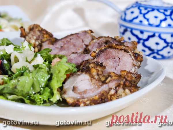 Мясные рулетики в арахисовой панировке. Рецепт с фото Рецепт приготовления рулетиков из свиной шейки в хрустящей ореховой панировке. Готовить рулетики надо очень быстро, чтобы орехи не успели пригореть. На гарнир можно подать салат из свежих овощей.