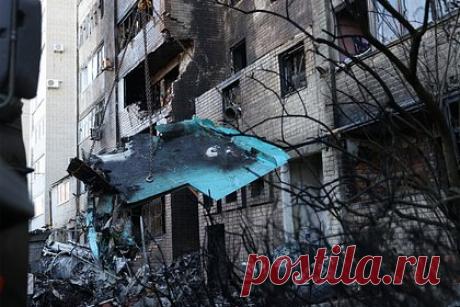 Пострадавшая описала момент крушения Су-34 в Ейске фразой «подъезд начал падать». Пострадавшая при падении самолета Су-34 рядом с многоэтажкой в Ейске беременная женщина описала момент его крушения. Об этом сообщает РЕН ТВ. «Сначала был визг, как при фейерверках, потом большой хлопок — и все загорелось. Сразу дом затрясся, все затряслось», — сказала она.