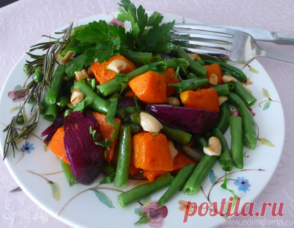 теплый салат из тыквы с красным луком и фасолью