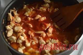 Гуляш из курицы
Источник 	
Кулинар'и'Я


Гуляш из курицы просто великолепен если вы отдаете предпочтение диетическим рецептам.

Ингредиенты:

●500 грамм куриного филе; 
●1 большая луковица; 
●1 болгарский перчик; 
●1 морковь; 
●2 ст. ложки томатной пасты; 
●2 чайные ложки кетчупа; 
●растительное масло для жарки; 
●перец, приправа для шашлыка.