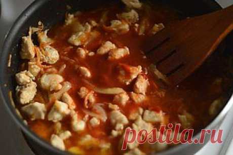 Гуляш из курицы
Источник 	
Кулинар'и'Я


Гуляш из курицы просто великолепен если вы отдаете предпочтение диетическим рецептам.

Ингредиенты:

●500 грамм куриного филе; 
●1 большая луковица; 
●1 болгарский перчик; 
●1 морковь; 
●2 ст. ложки томатной пасты; 
●2 чайные ложки кетчупа; 
●растительное масло для жарки; 
●перец, приправа для шашлыка.