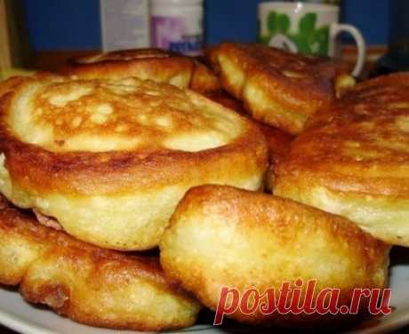 ДОЛЖНО БЫТЬ В КОПИЛКЕ КАЖДОЙ ХОЗЯЙКИ ;)


В миске соединяем яйца и сахар. Если Вы хотите сделать оладьи сладкими – положите 4-5 столовых ложек сахара, если закусочный вариант – хватит 1 ложки. Взбиваем сахар и яйца миксером или просто хорошо перемешиваем. 
Вливаем в миску кефир. Подойдёт и скисшее молоко, главно