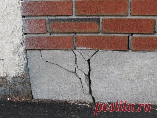 Что делать, если треснул фундамент? 
Треснул фундамент — что делать, такое случается и расстраиваться по этому поводу не стоит! Лучше засучите рукава и принимайтесь за исправление ошибок, допущенных при строительстве или проектировании основания. 
Ну а мы, кроме самого искреннего сопереживания вашему горю, можем предложить достаточно подробную инструкцию, следуя которой можно избавиться от трещин в фундаменте, что предотвратит дальнейшее разрушение дома. 
Трещины в фундаменте дома, в большинст