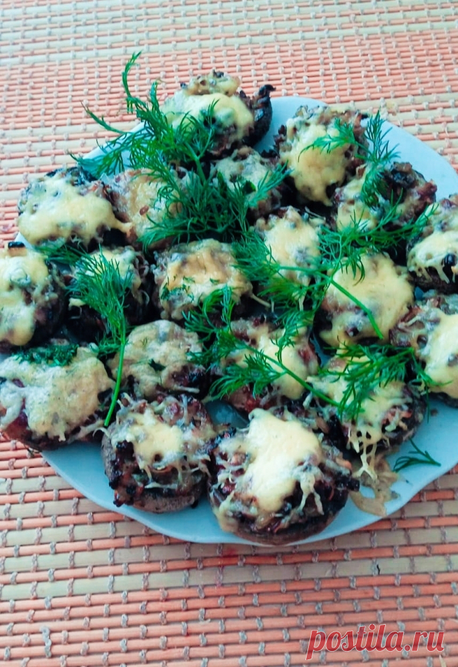 Запеченные шампиньоны с сыром. Запеченные шампиньоны с сыромШампиньоны промыть. Ножки грибов вырезать как можно ближе к шляпке. Выложить поплотнее грибы в форму для запекания.В каждую шляпку положить маленький кусочек масла.Сделать начинку для грибов.Для этого сыр натереть на мелкой терке, смешать с раздавленным чесноком и майонезом. Нафаршировать шампиньоны начинкой.Запекать в духовке до расплавления сыра примерно 20 минут при температуре 180 градусов.Всё, закуска готова! Можно есть как в…