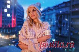 Обои для рабочего стола Модель Aleksandra Stojkoviс в шапочке и свитере с чашкой в руке стоит на фоне города, фотограф Marko Smiljanic Обои Модель Aleksandra Stojkoviс в шапочке и свитере с чашкой в руке стоит на фоне города, фотограф Marko Smiljanic - большая фотография или картинка, для размещения на рабочем столе стационарного компьютера, ноутбука или смартфона