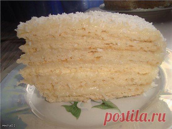 Торт Рафаэло. 2 яйца и 1 стакан сахара взбить, добавить 200 гр творога, добавить 1 ч.л. соды, ½ ч.л. соли, 1 стакан муки, взбить, добавить 2-ой стакан муки, перемешать ложкой.
Разделить тесто на 8 комочков, поставить на 1 час в холодильник.
КРЕМ:
2 яйца, 1 стакан сахара смешать, добавить 1,5 ст.л. муки, 400-500 мл. молока, все взбить, поставить на огонь. Помешивая, довести до кипения, сразу снять с огня, добавить 200 гр. сливочного масла, перемешать.
 Пока коржи еще теплые,  смазать кремом