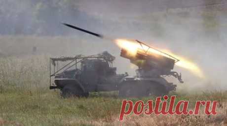 Российские военнослужащие уничтожили украинское подразделение и разбили БМП в курском приграничье. Минобороны России сообщило, что разведывательное подразделение группировки войск «Север» с помощью БПЛА обнаружило бронированную машину ВСУ в приграничье Курской области. Затем по тяжёлой технике противника нанесли удар барражирующим боеприпасом «Ланцет». Также ведомство опубликовало кадры боевой работы расчётов РСЗО «Град», которые уничтожили подразделение украинских боевиков, прячущихся в…