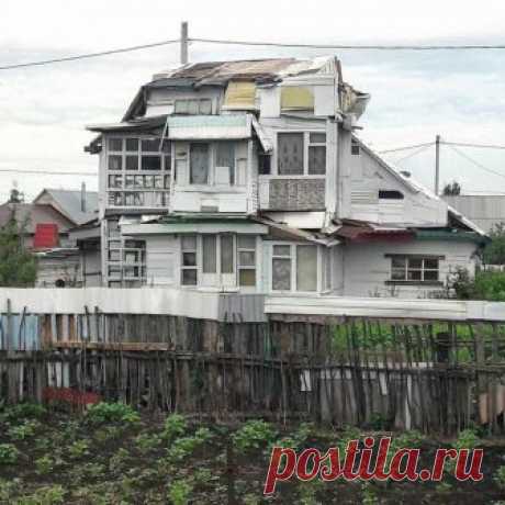 Крутость этих домов просто зашкаливает Мало сделать ремонт внутри своего жилья. Мало. надо чтобы и все, кто проходит мимо твоего жилища знали, что тут живет не просто так какие-то люди, а очень даже важные люди, которые умеют выделяться в общей массе.